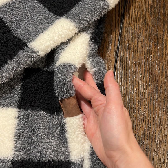 Maurice’s black & white Sherpa pullover with pockets size M - Picture 2 of 3